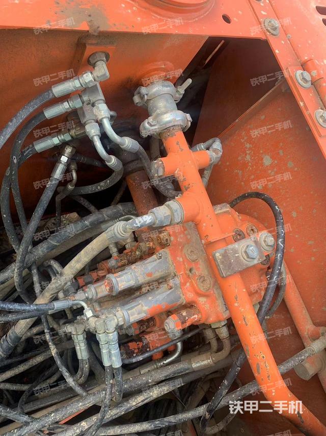 回轉(zhuǎn)馬達(dá)和主控閥(整機(jī)外觀) 回轉(zhuǎn)馬達(dá)和主控閥(整機(jī)外觀)