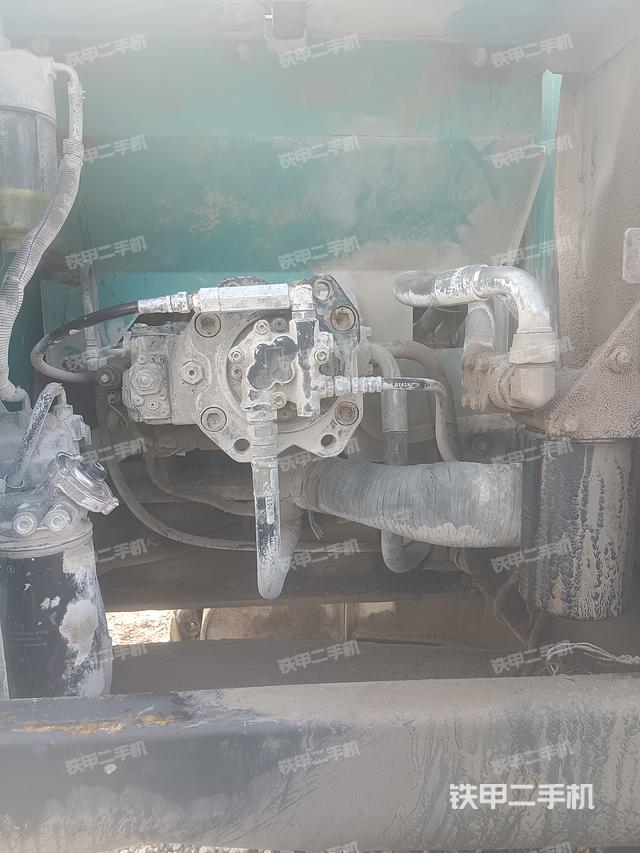 液压泵舱室正面整体（整机外观）