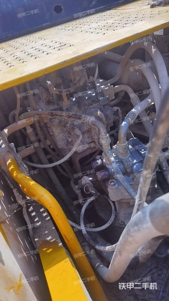 回转马达和主控阀（整机外观）