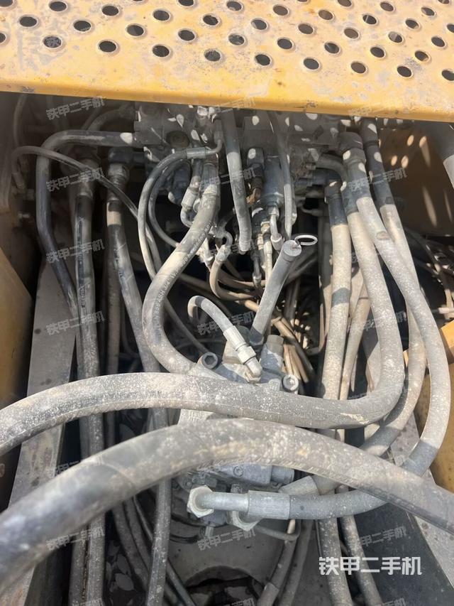 回轉(zhuǎn)馬達(dá)和主控閥（整機(jī)外觀）