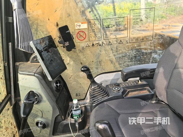 行走控制手柄和踏板?俯拍(駕駛室部分) 行走控制手柄和踏板?俯拍(駕駛室部分)