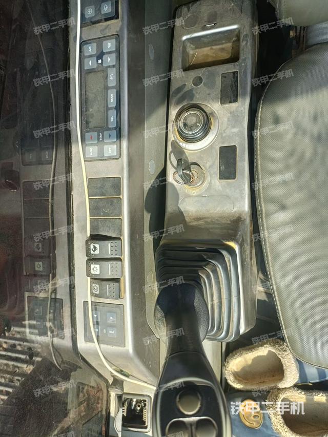 座椅左側(cè)控制臺/音響/含左手柄（駕駛室部分）