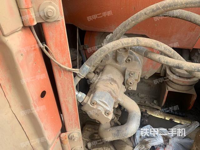 液壓泵艙室正面整體(整機(jī)外觀) 液壓泵艙室正面整體(整機(jī)外觀)