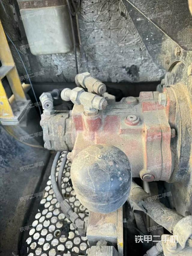 液壓泵艙室正面整體(整機外觀) 液壓泵艙室正面整體(整機外觀)