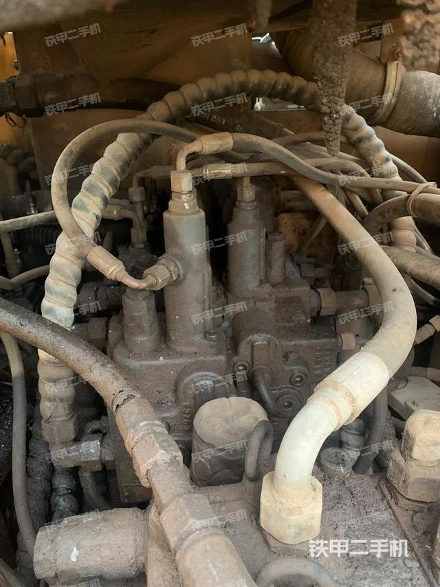 回轉(zhuǎn)馬達(dá)和主控閥（整機(jī)外觀）