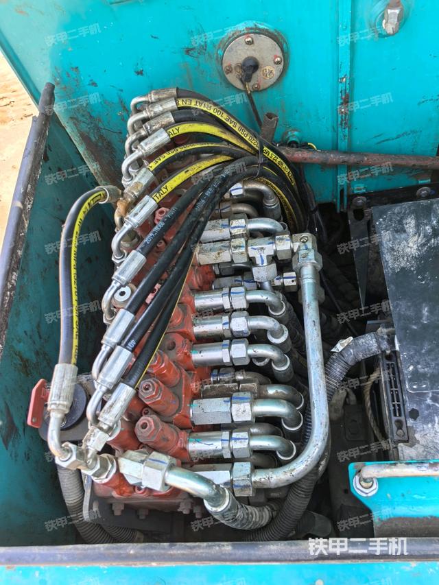 回轉(zhuǎn)馬達和主控閥（整機外觀）