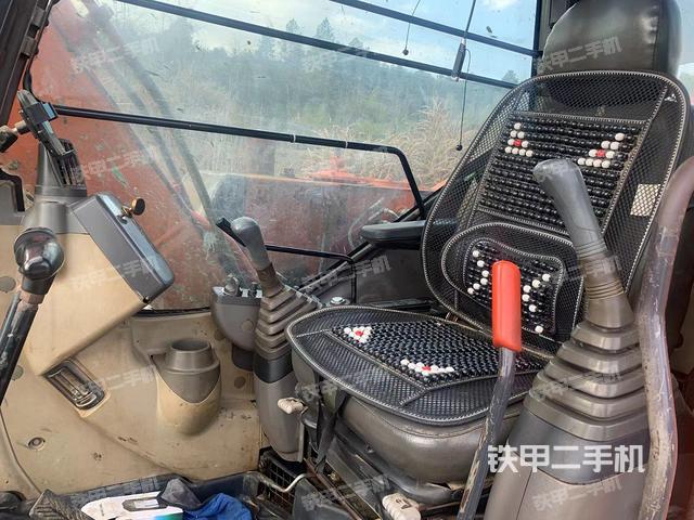 駕駛室整體(整機(jī)外觀) 駕駛室整體(整機(jī)外觀)