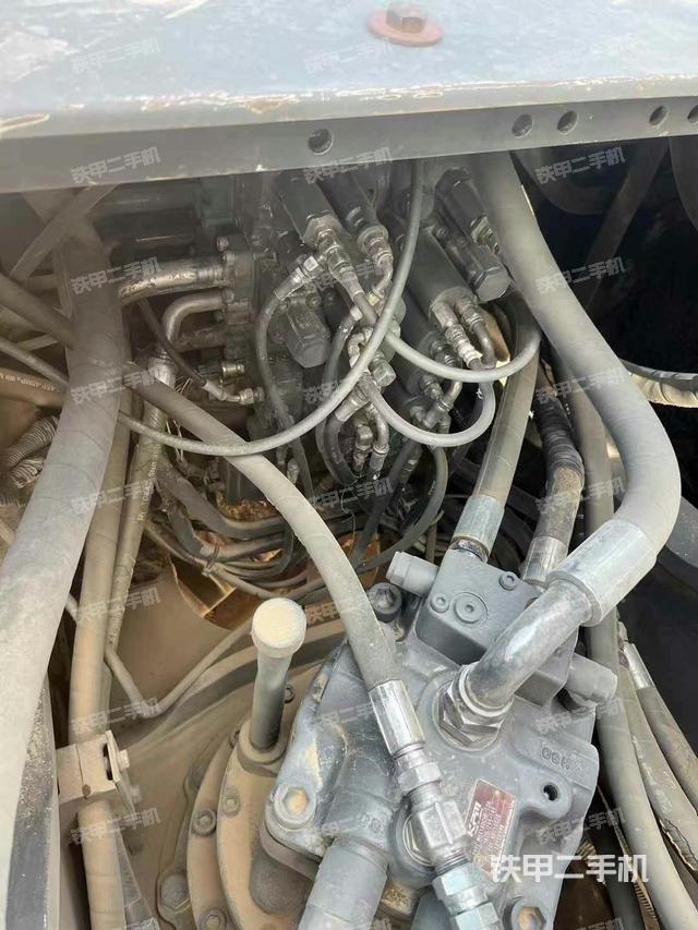 回轉(zhuǎn)馬達(dá)和主控閥（整機(jī)外觀）