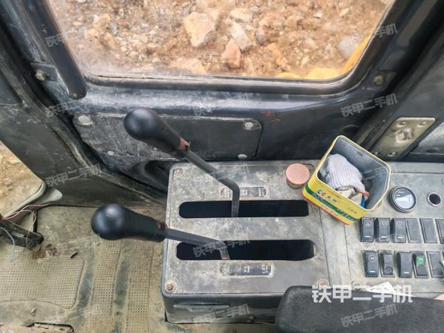 駕駛室內(nèi)部(駕駛室部分) 駕駛室內(nèi)部(駕駛室部分)