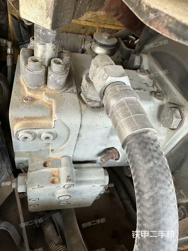 液壓泵艙室正面整體(整機外觀) 液壓泵艙室正面整體(整機外觀)