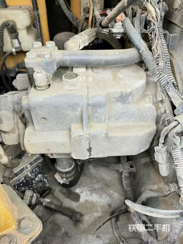 液压泵舱室正面整体（整机外观）