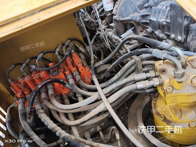 回轉(zhuǎn)馬達和主控閥(整機外觀) 回轉(zhuǎn)馬達和主控閥(整機外觀)