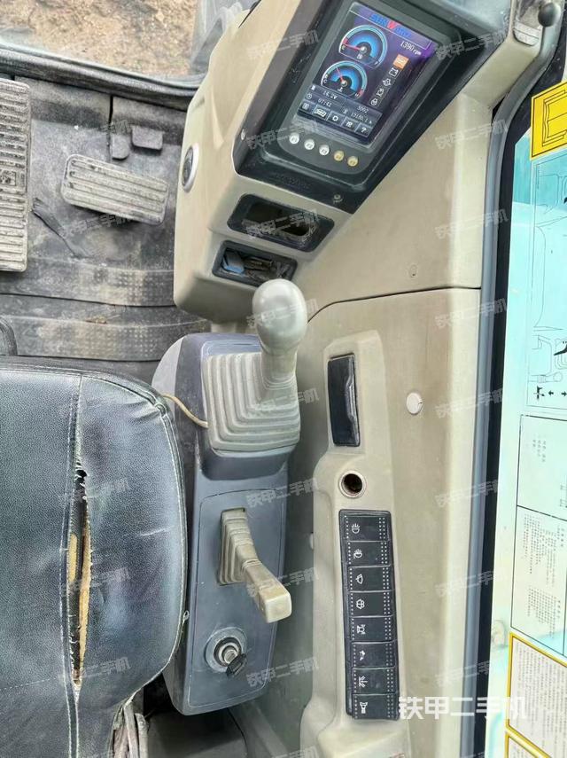 駕駛室頂部(整機外觀) 駕駛室頂部(整機外觀)