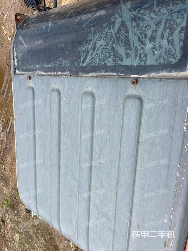 駕駛室頂部(整機(jī)外觀) 駕駛室頂部(整機(jī)外觀)