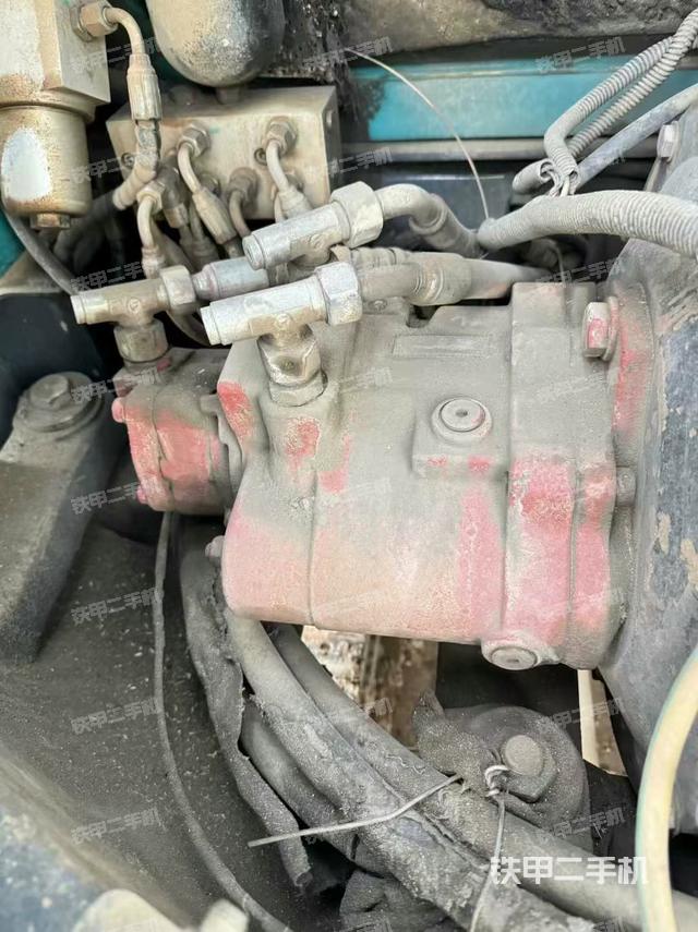 液壓泵艙室正面整體(整機外觀) 液壓泵艙室正面整體(整機外觀)