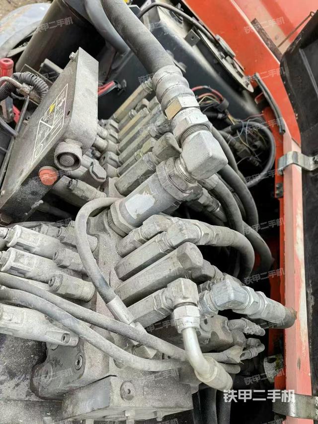 回转马达和主控阀（整机外观）