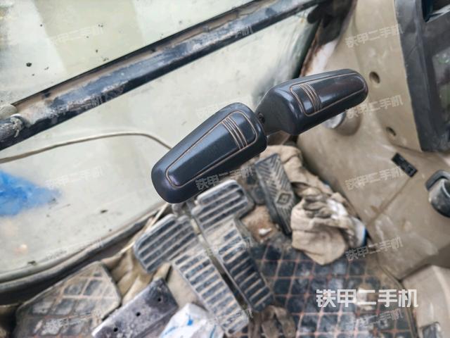 行走控制手柄和踏板?俯拍(駕駛室部分) 行走控制手柄和踏板?俯拍(駕駛室部分)