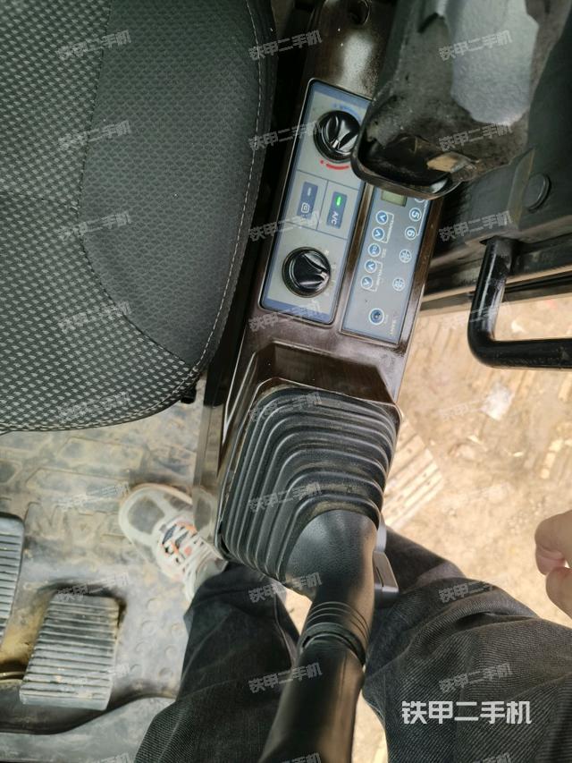 行走控制手柄和踏板?俯拍（駕駛室部分）