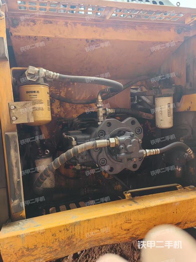 液压泵舱室正面整体（整机外观）