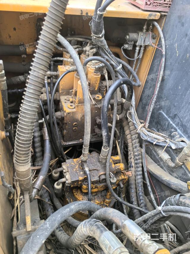 回轉(zhuǎn)馬達(dá)和主控閥（整機(jī)外觀）