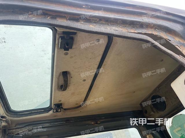 駕駛室頂部(整機(jī)外觀) 駕駛室頂部(整機(jī)外觀)