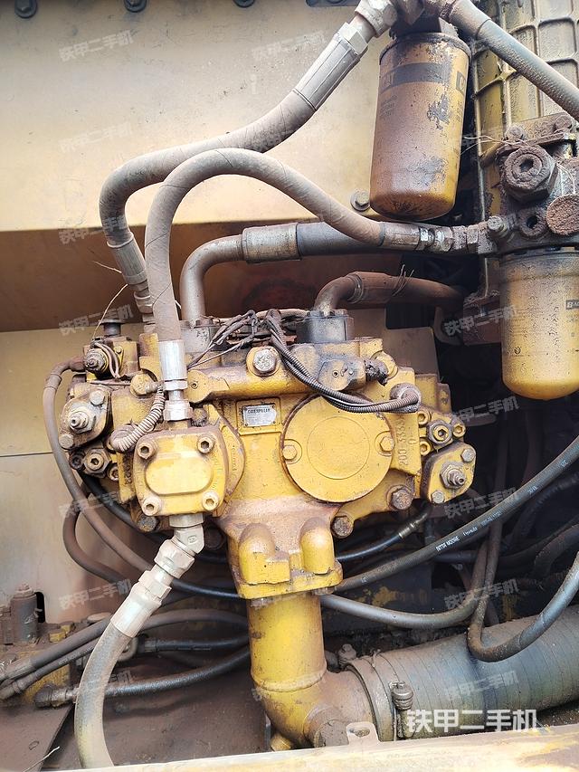 液压泵舱室正面整体（整机外观）