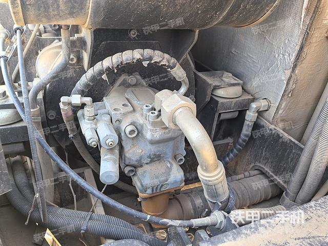 液压泵舱室正面整体（整机外观）