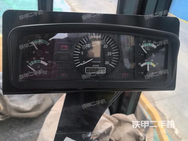 操作臺全景（壓路機駕駛室）