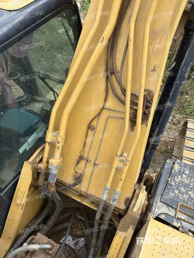 轉盤和下車架正前(工作和回轉裝置) 轉盤和下車架正前(工作和回轉裝置)