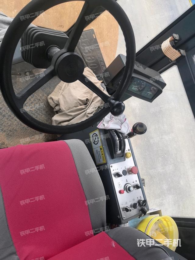 駕駛室側向上照全景（壓路機駕駛室）