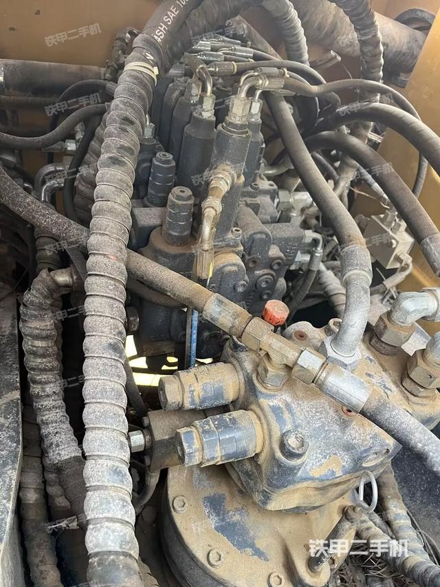 回轉(zhuǎn)馬達(dá)和主控閥（整機(jī)外觀）