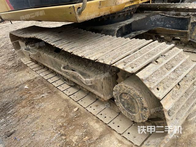 單側(cè)履帶整體(整機(jī)外觀) 單側(cè)履帶整體(整機(jī)外觀)