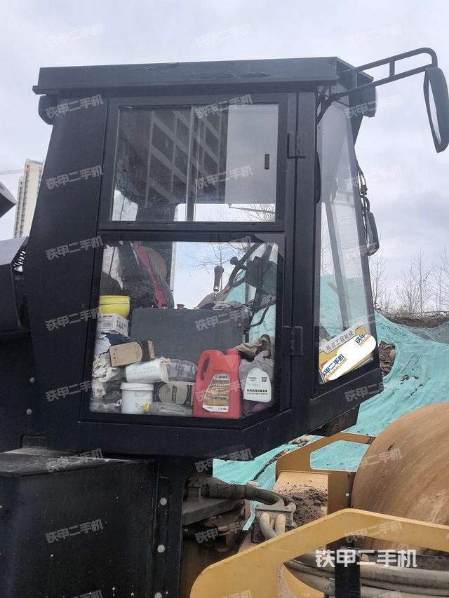 右側正面照（壓路機駕駛室）