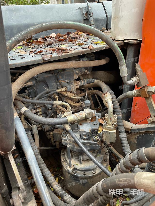 回转马达和主控阀（整机外观）