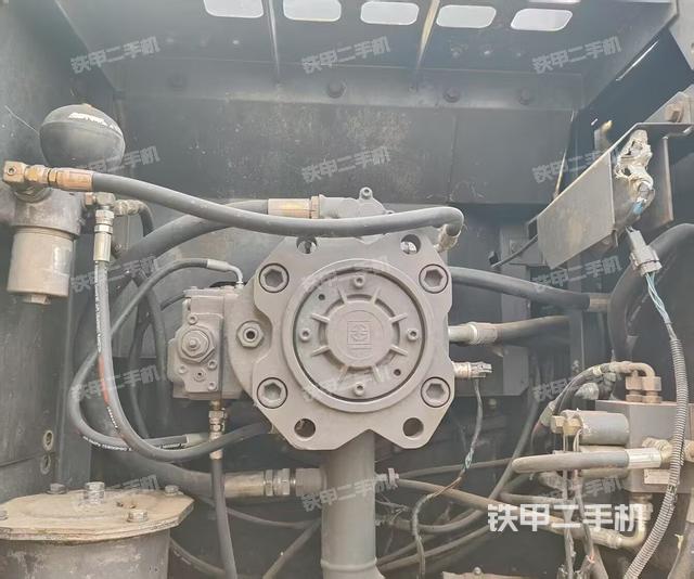 液壓泵艙室正面整體(整機(jī)外觀) 液壓泵艙室正面整體(整機(jī)外觀)
