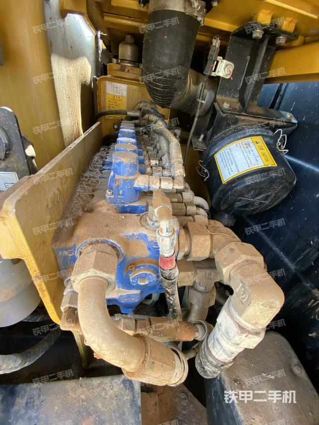 回轉(zhuǎn)馬達(dá)和主控閥（整機(jī)外觀）