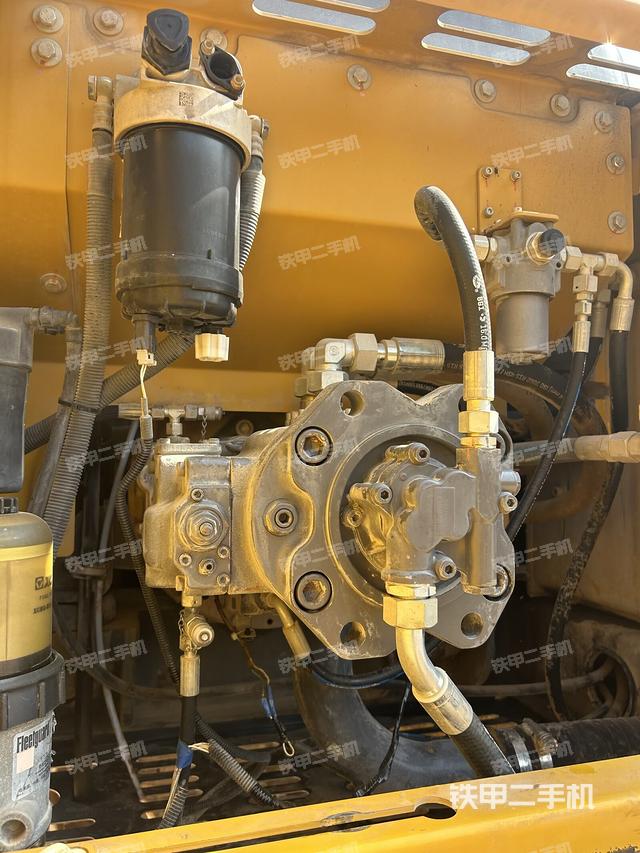 液壓泵艙室正面整體(整機(jī)外觀) 液壓泵艙室正面整體(整機(jī)外觀)