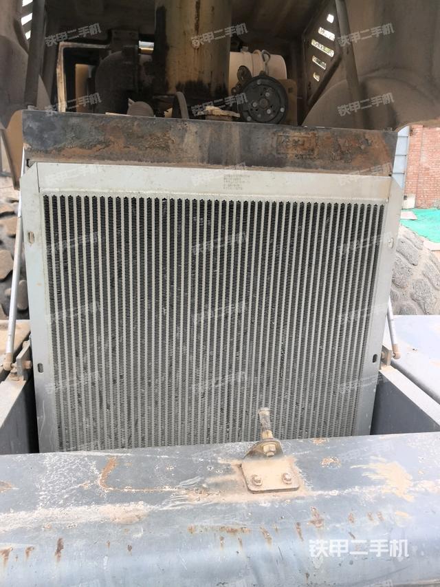 散熱器全景（壓路機(jī)發(fā)動(dòng)機(jī)艙）