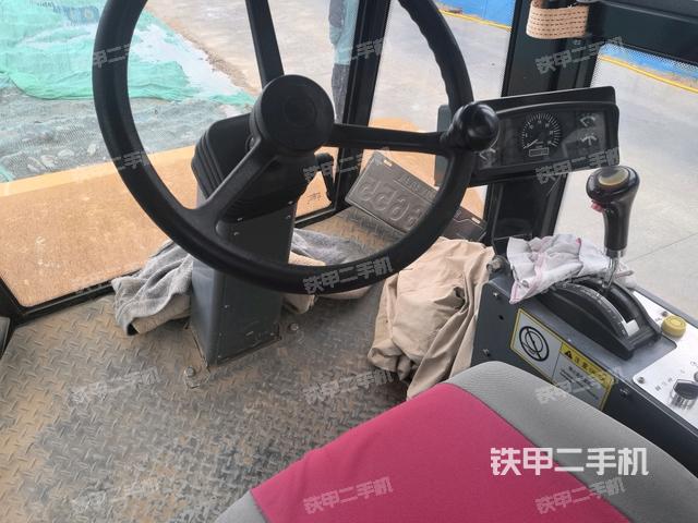 駕駛室內座椅、儀表操作手柄全景（壓路機駕駛室）