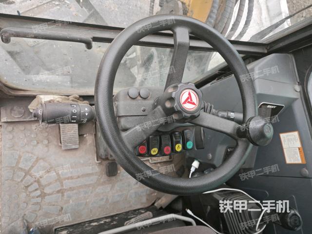 行走控制手柄和踏板?俯拍(駕駛室部分) 行走控制手柄和踏板?俯拍(駕駛室部分)
