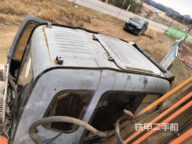 駕駛室頂部(整機(jī)外觀) 駕駛室頂部(整機(jī)外觀)