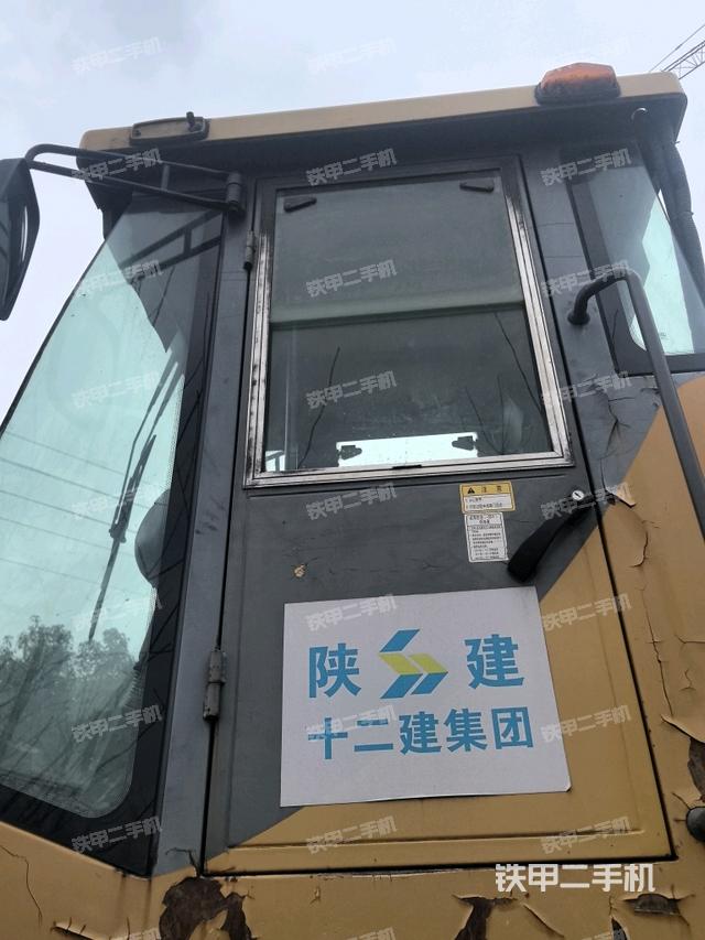 右側(cè)正面照（壓路機(jī)駕駛室）