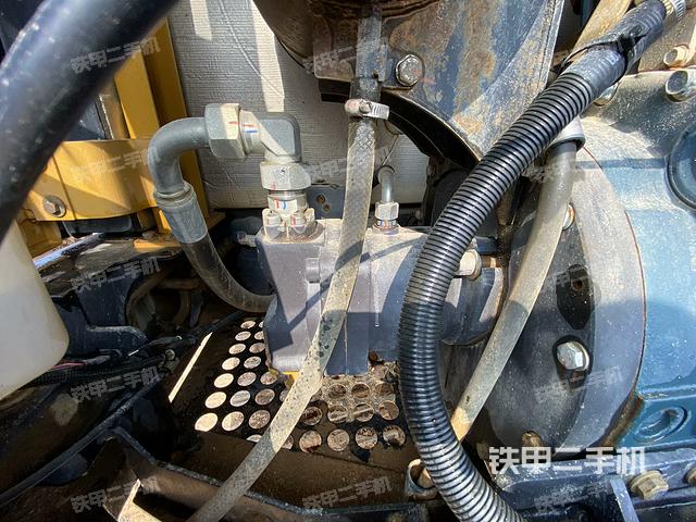 液壓泵艙室正面整體（整機(jī)外觀）