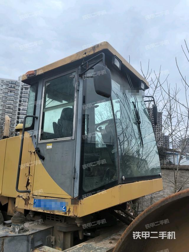 左側(cè)正面照（壓路機(jī)駕駛室）