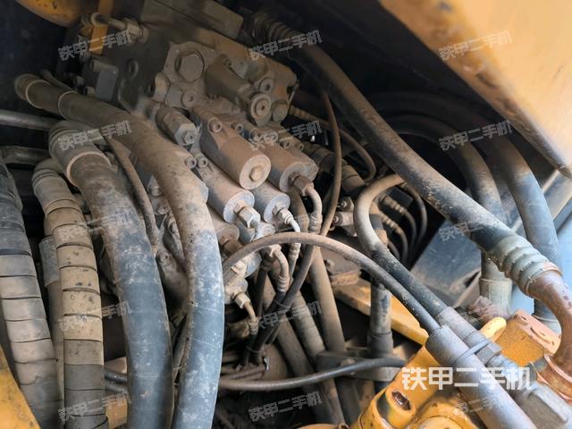 回轉(zhuǎn)馬達(dá)和主控閥(整機(jī)外觀) 回轉(zhuǎn)馬達(dá)和主控閥(整機(jī)外觀)