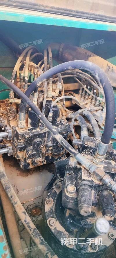 回轉馬達和主控閥(整機外觀) 回轉馬達和主控閥(整機外觀)