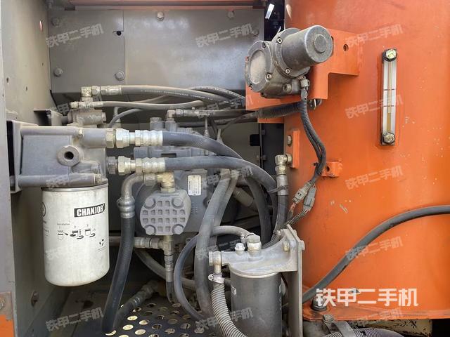 液壓泵艙室正面整體(整機外觀) 液壓泵艙室正面整體(整機外觀)