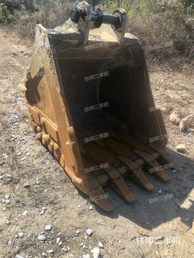 鏟斗右后整體(工作和回轉(zhuǎn)裝置) 鏟斗右后整體(工作和回轉(zhuǎn)裝置)