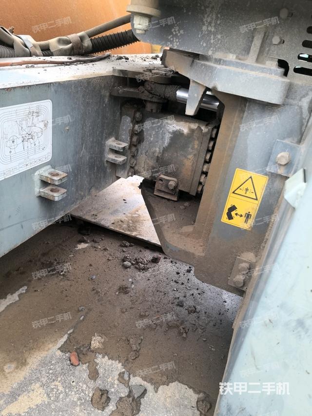 鉸接正左側(cè)（壓路機(jī)前后車架）