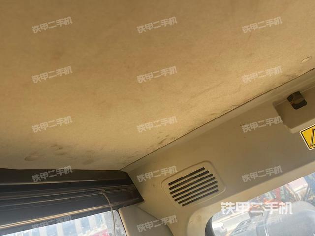駕駛室頂部(整機(jī)外觀) 駕駛室頂部(整機(jī)外觀)